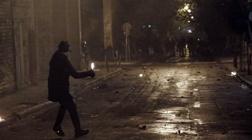 Εξάρχεια: Με βαριές κατηγορίες στον εισαγγελέα 9 Έλληνες και 7 αλλοδαποί για τα επεισόδια